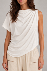 Mujer con Blusa Asimétrica Cruda drapeada de cuello alto