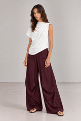 Mujer con Pant MiaRoma Sand, pantalón ancho tipo globo con bolsillos de parche Y Blusa Asimétrica Cruda