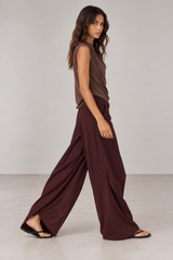 Pant MiaRoma Burgundy, pantalón ancho tipo globo con bolsillos de parche Y Blusa Asimétrica Café de lado