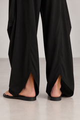 Close up Pant MiaRoma Negro aberturas asimétricas en ruedo trasero