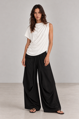 Mujer con Blusa Asimétrica Cruda drapeada de cuello alto y Pant MiaRoma Negro