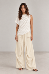 Pant MiaRoma Sand, pantalón ancho tipo globo con bolsillos de parche Y Blusa Asimétrica Cruda