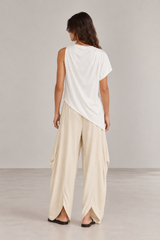 Pant MiaRoma Sand, pantalón ancho tipo globo con bolsillos de parche Y Blusa Asimétrica Cruda de espaldas