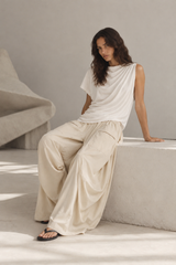 Pant MiaRoma Sand, pantalón ancho tipo globo con bolsillos de parche Y Blusa Asimétrica Cruda