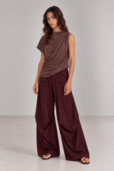 Mujer usando Pant MiaRoma Burgundy, pantalón ancho tipo globo con bolsillos de parche Y Blusa Asimétrica Café