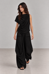 Mujer con Blusa Asimétrica Negra drapeada de cuello alto y Pant MiaRoma Negro en look total black