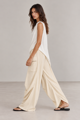 Pant MiaRoma Sand, pantalón ancho tipo globo con bolsillos de parche Y Blusa Asimétrica Cruda de lado