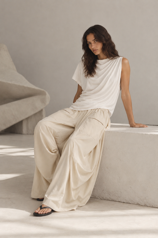 Pant MiaRoma Sand, pantalón ancho tipo globo con bolsillos de parche Y Blusa Asimétrica Cruda